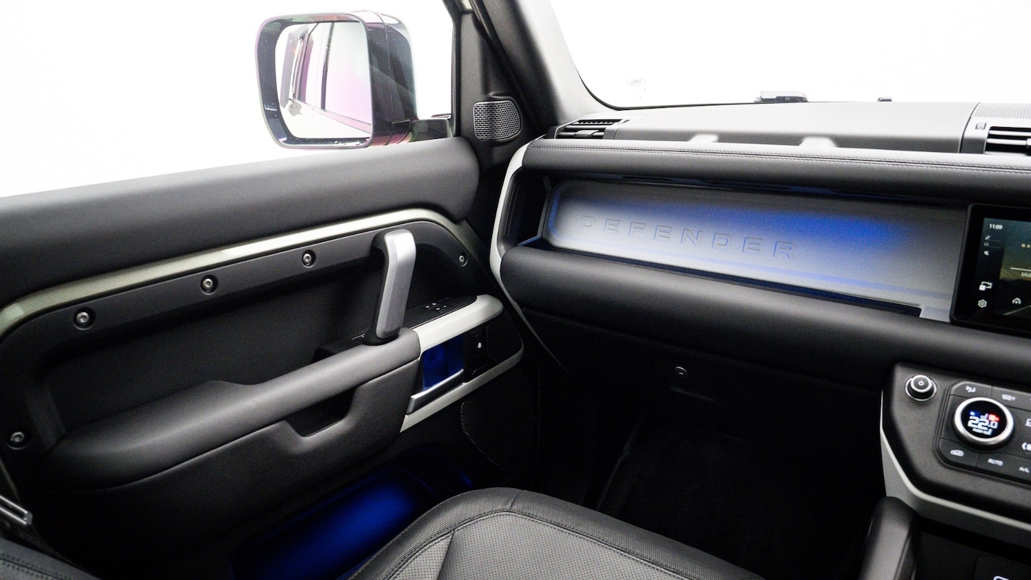 Used Land Rover Defender 2023 for sale - 77745790: Photo 28