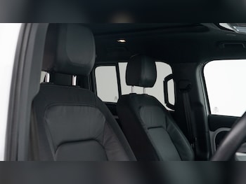 Used Land Rover Defender 2022 for sale - 75702625: Photo