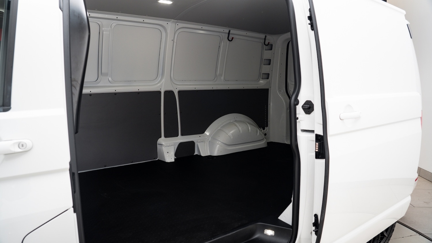 Used Volkswagen Transporter 2024 for sale - 77247960: Photo 11