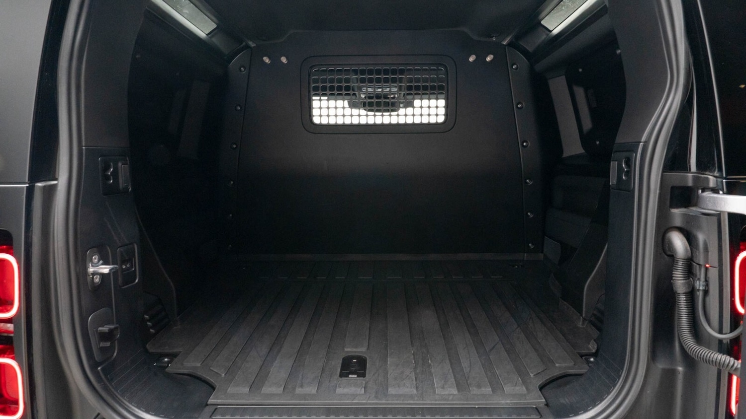 Used Land Rover Defender 2022 for sale - 76384324: Photo 15