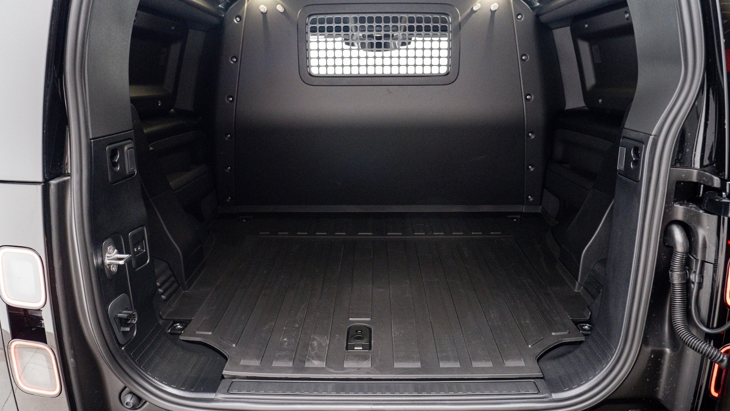 Used Land Rover Defender 2025 for sale - 77111315: Photo 4