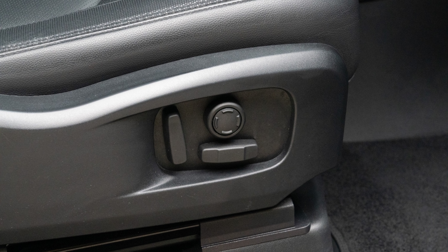 Used Land Rover Defender 2024 for sale - 76684329: Photo 15