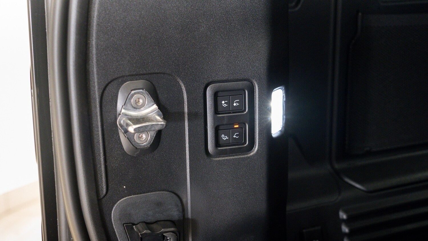 Used Land Rover Defender 2026 for sale - 78080978: Photo 9