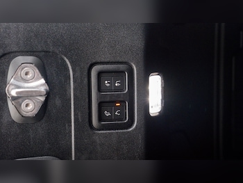 Used Land Rover Defender 2023 for sale - 77035890: Photo