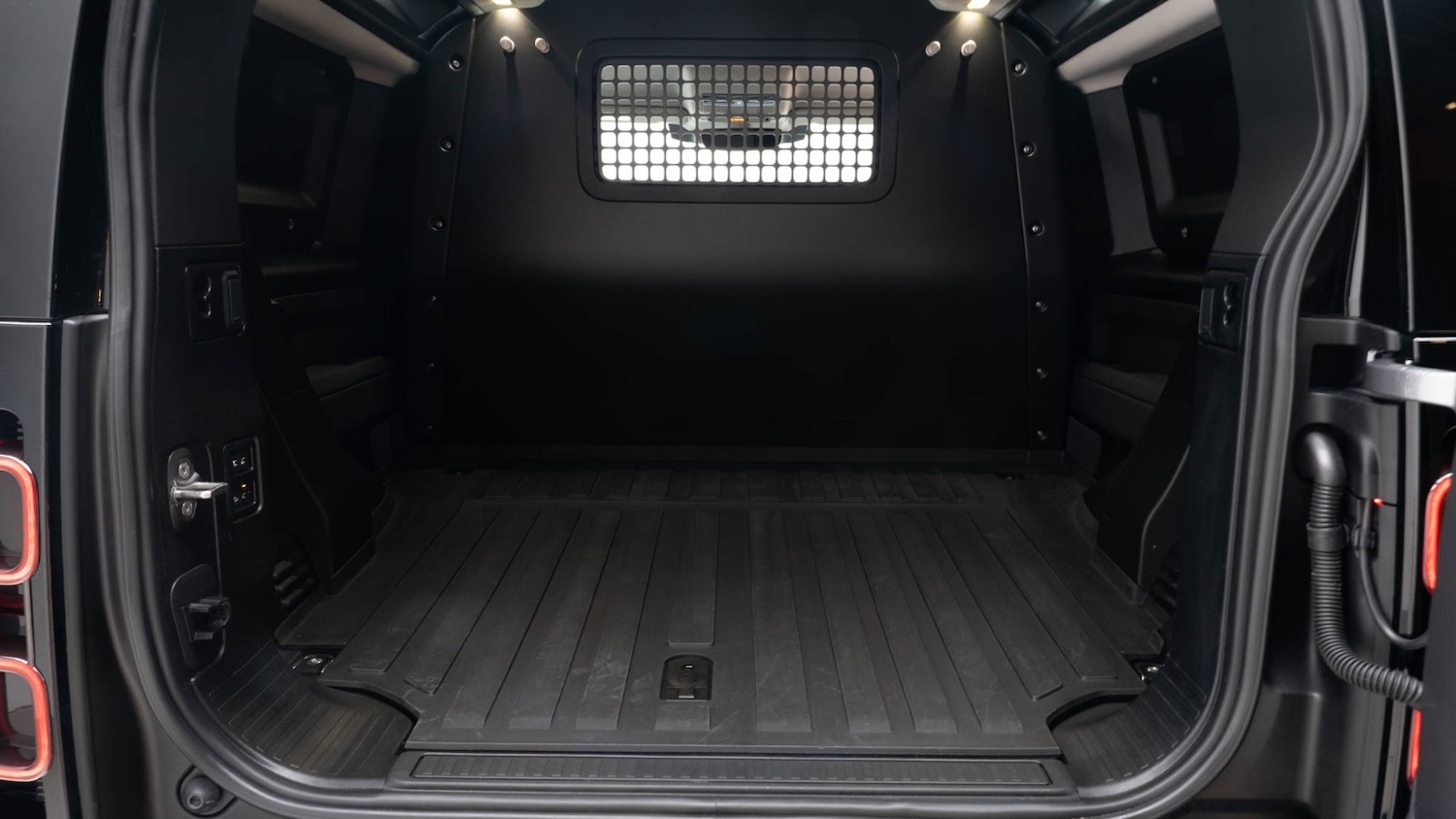 Used Land Rover Defender 2023 for sale - 76140262: Photo 4