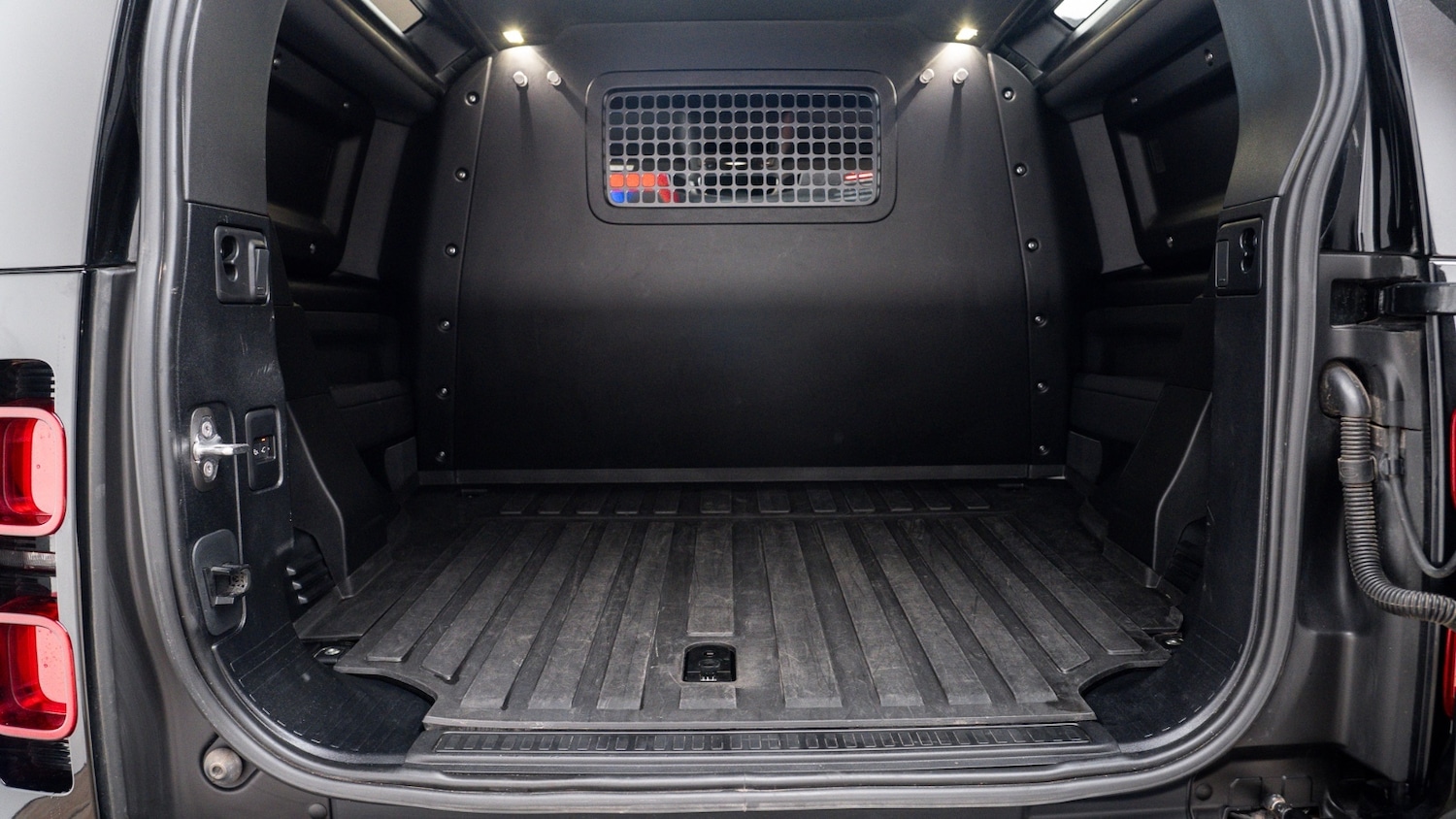 Used Land Rover Defender 2023 for sale - 77893924: Photo 4