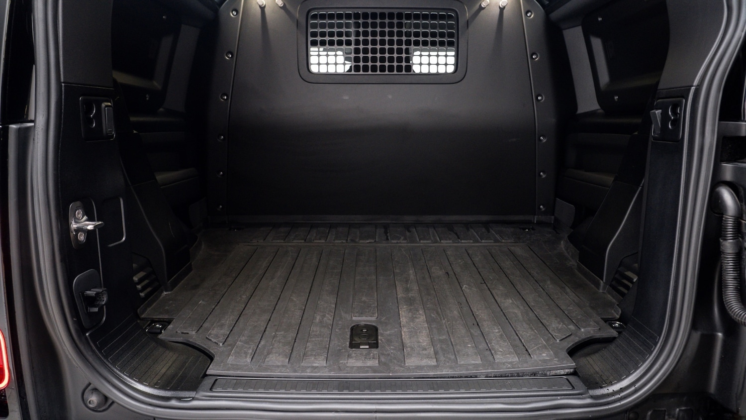 Used Land Rover Defender 2024 for sale - 77492721: Photo 4