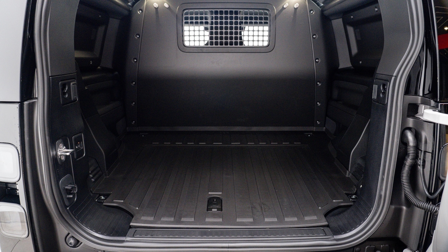 Used Land Rover Defender 2025 for sale - 77116092: Photo 4