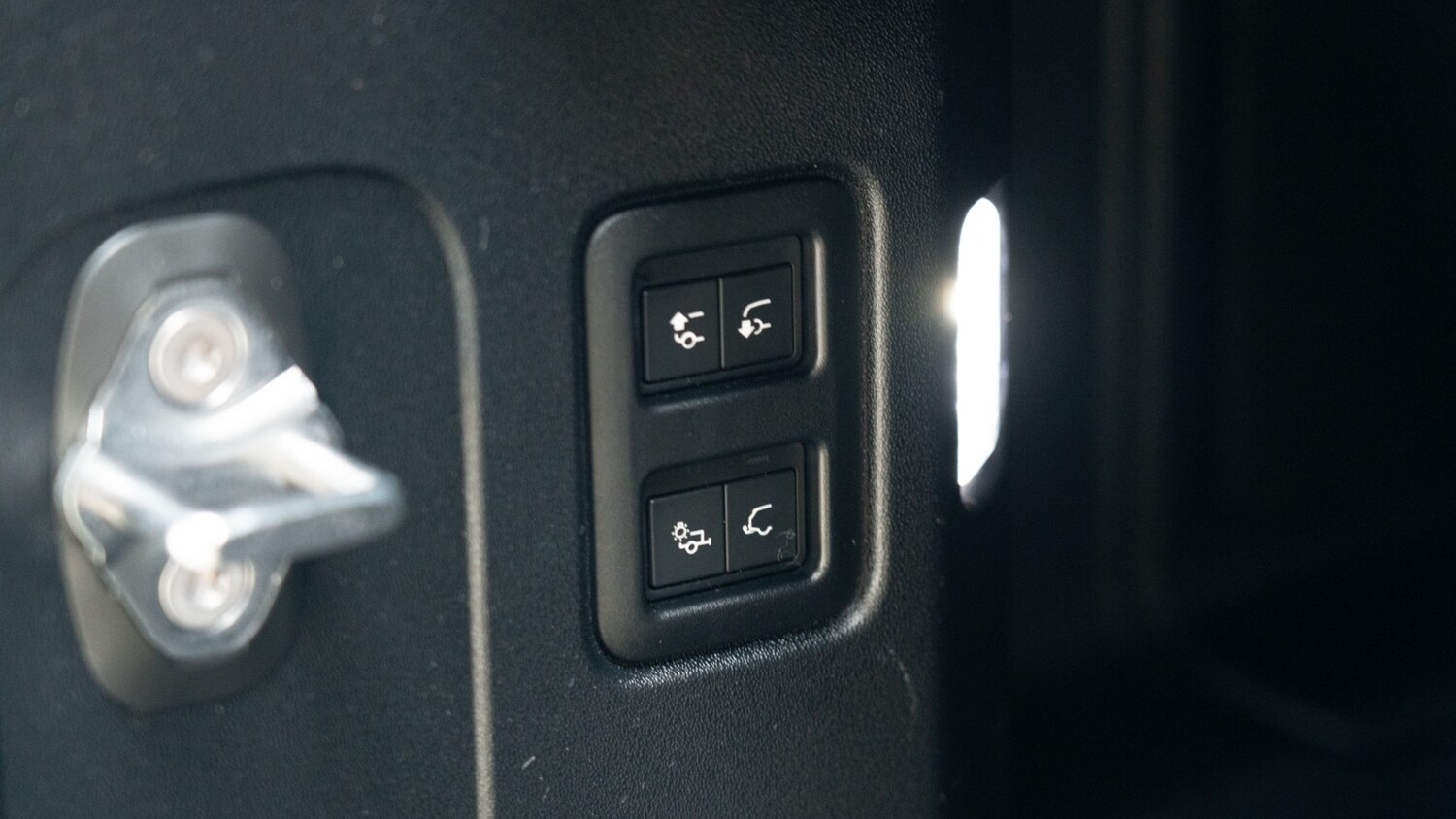 Used Land Rover Defender 2024 for sale - 77353790: Photo 11