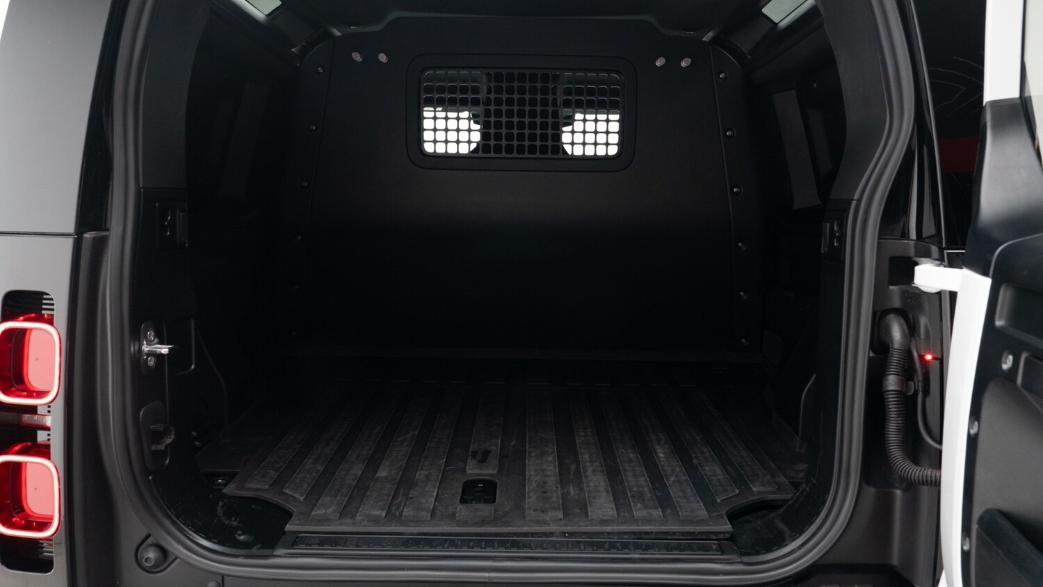 Used Land Rover Defender 2024 for sale - 76533872: Photo 4