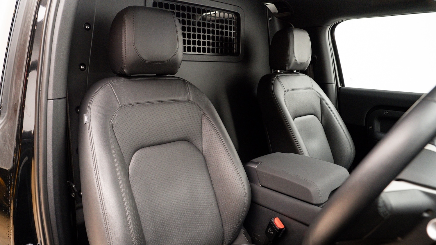 Used Land Rover Defender 2023 for sale - 76921711: Photo 3