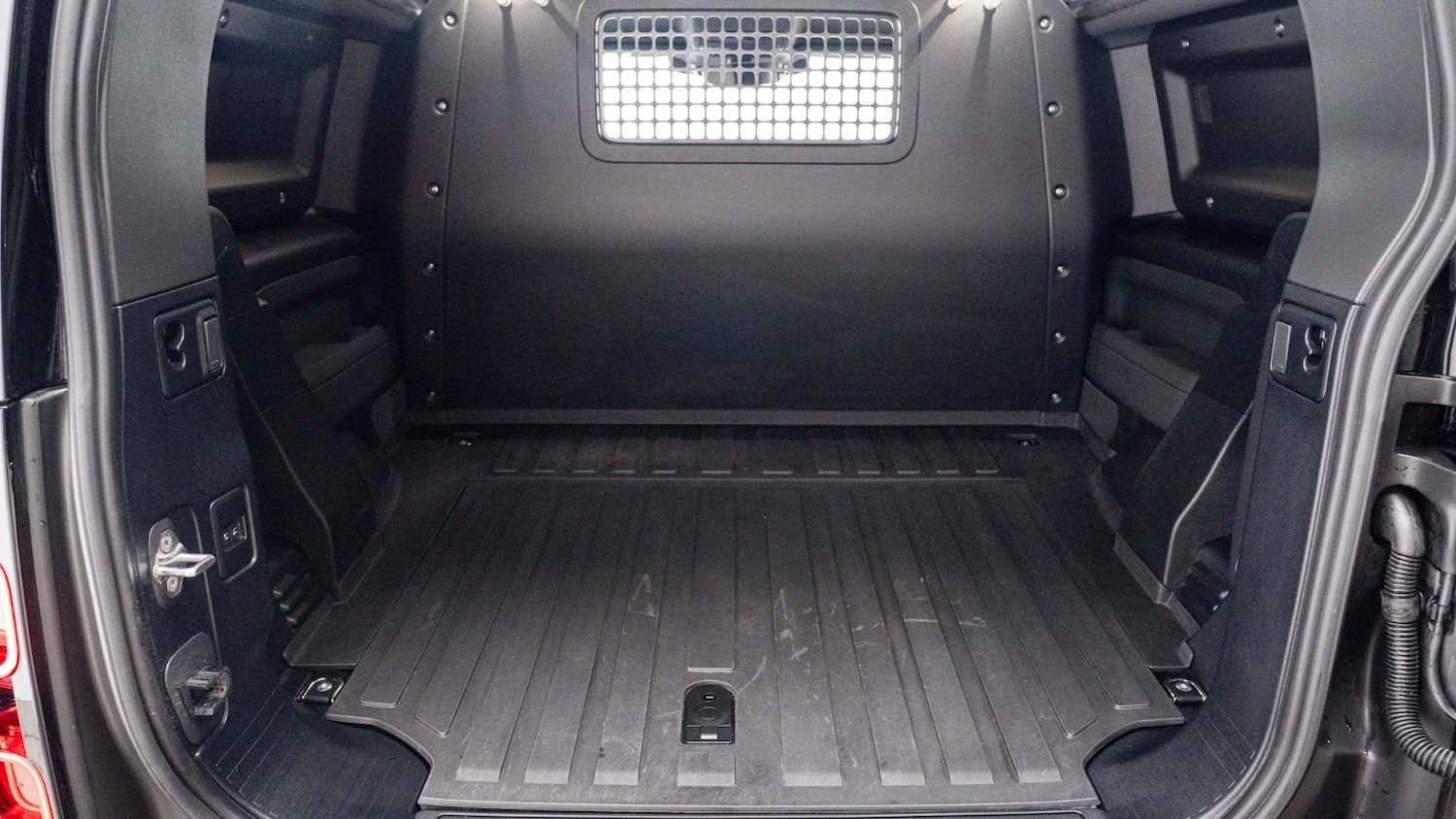 Used Land Rover Defender 2023 for sale - 76921711: Photo 8