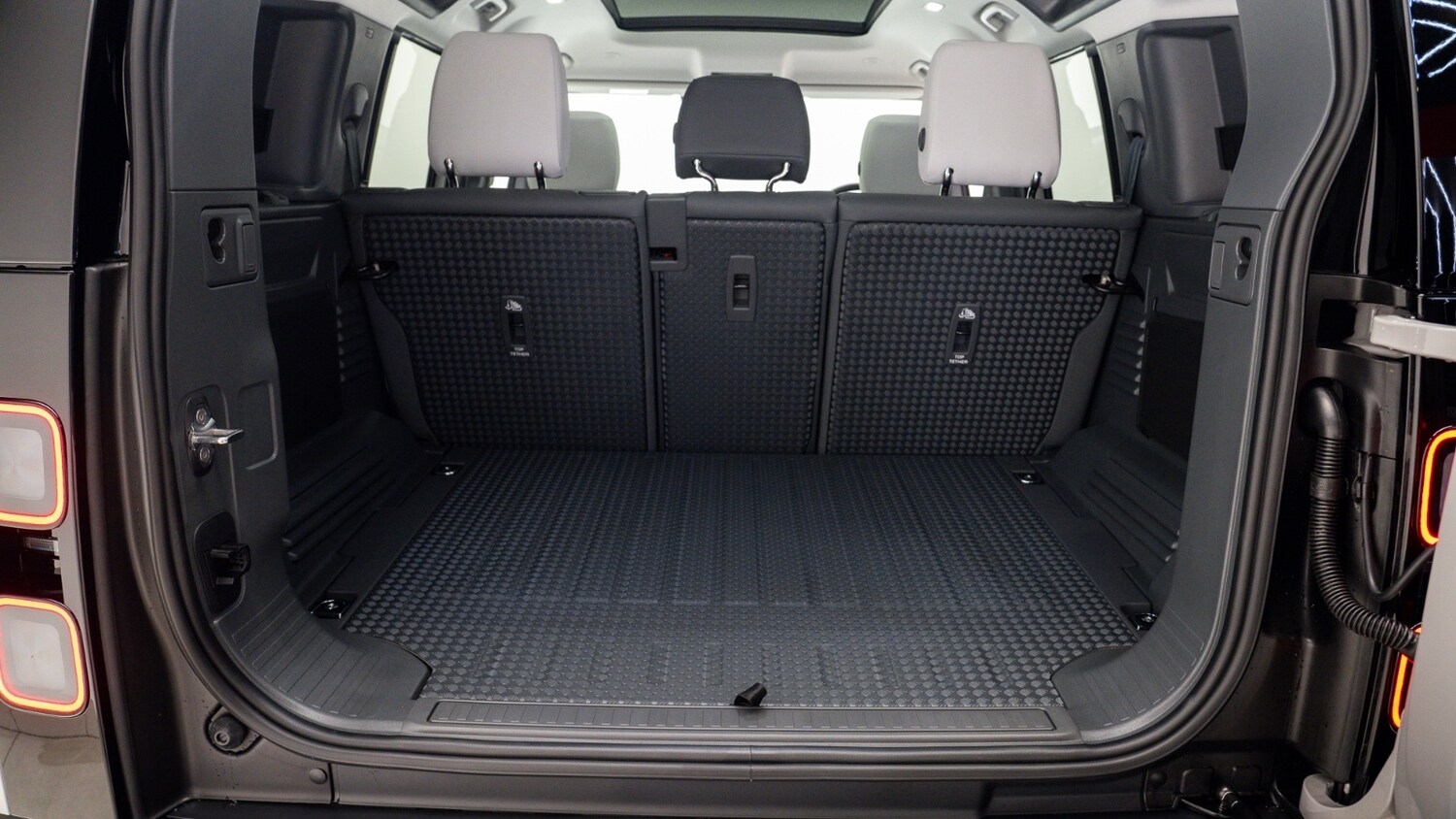 Used Land Rover Defender 110 2026 for sale - 78009096: Photo 8