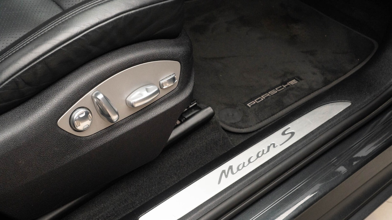 Used Porsche Macan 2020 for sale - 76661094: Photo 32