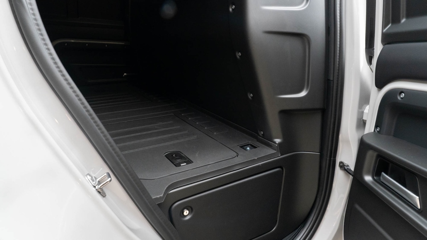 Used Land Rover Defender 2025 for sale - 76647910: Photo 8