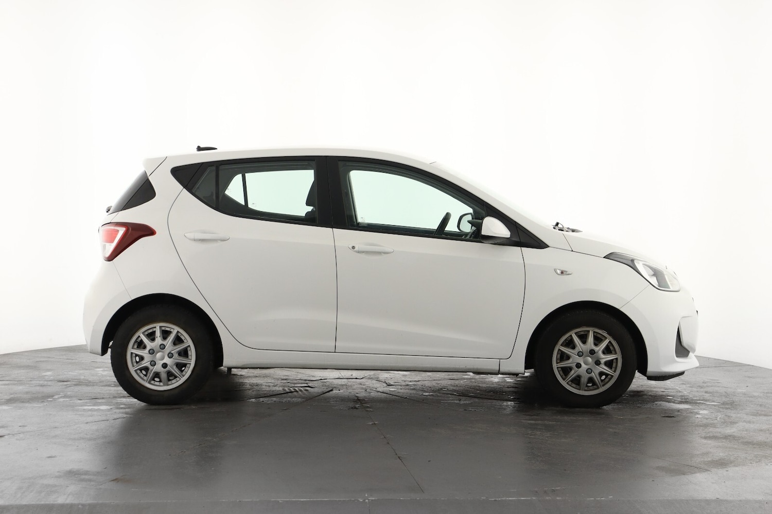 Used Hyundai i10 2017 for sale - 77339335: Photo 4