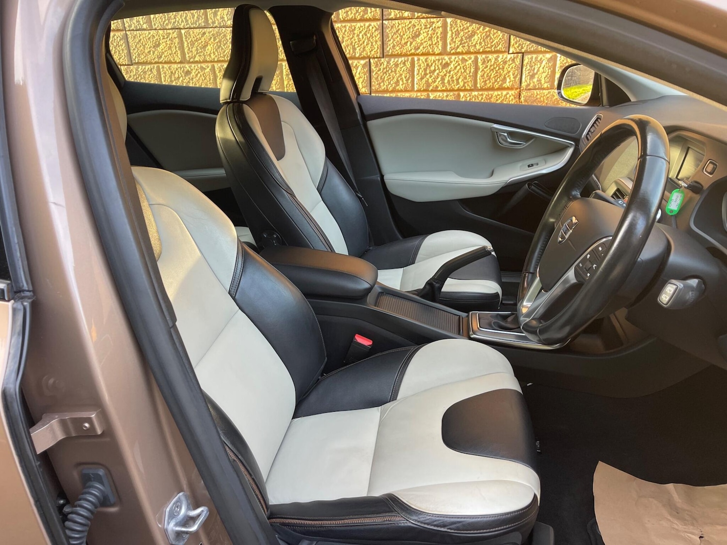 Used Volvo V40 2014 for sale - 76657284: Photo 9