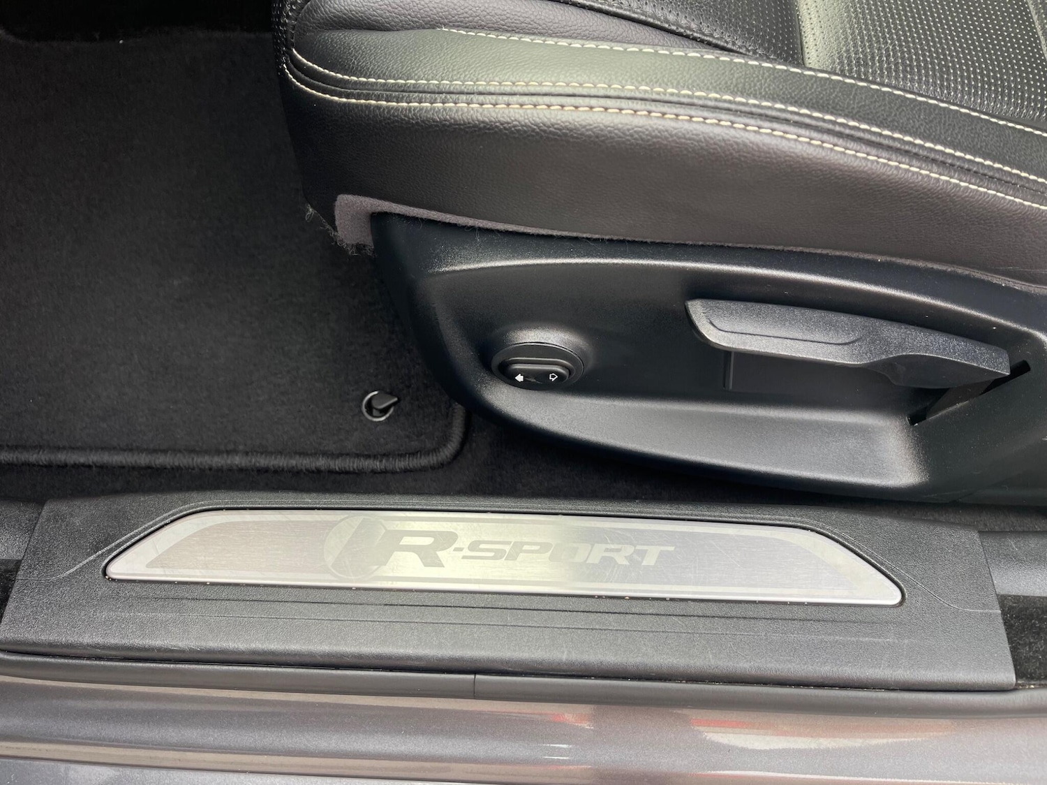 Used Jaguar XE 2017 for sale - 76597177: Photo 25