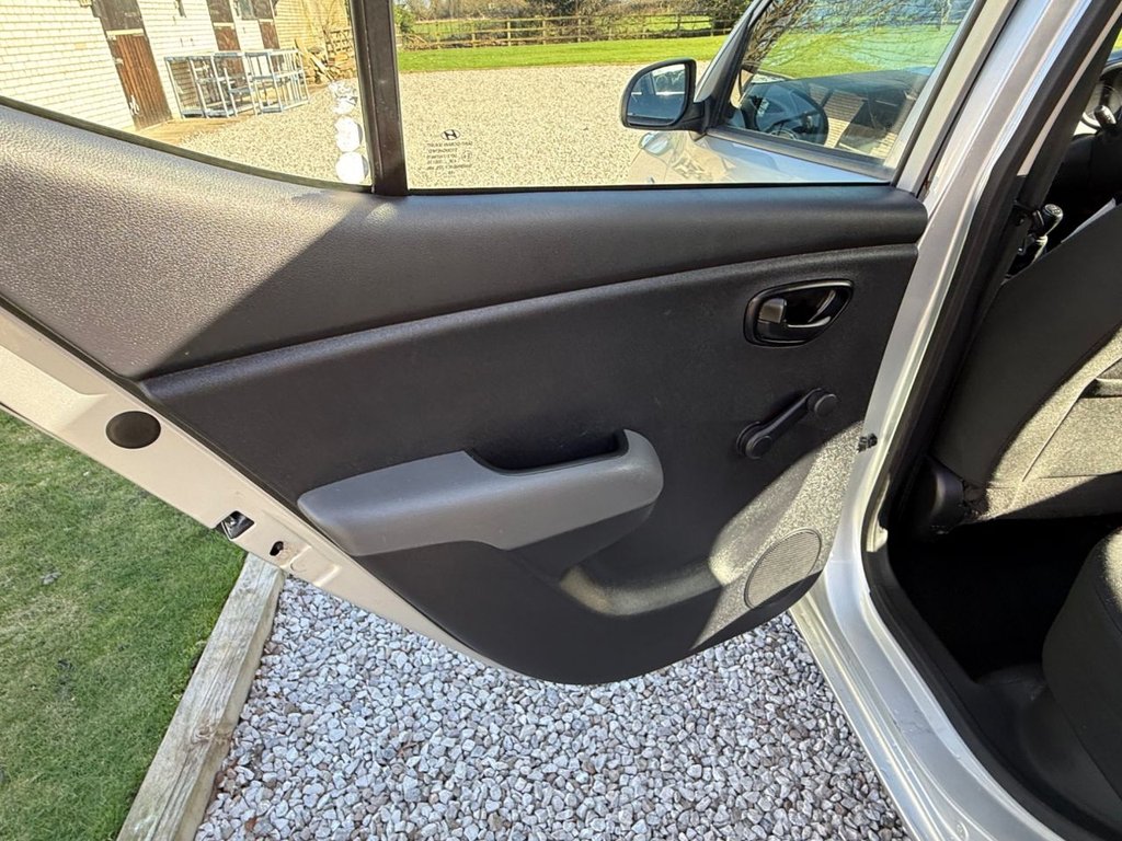 Used Hyundai i10 2011 for sale - 77734400: Photo 19