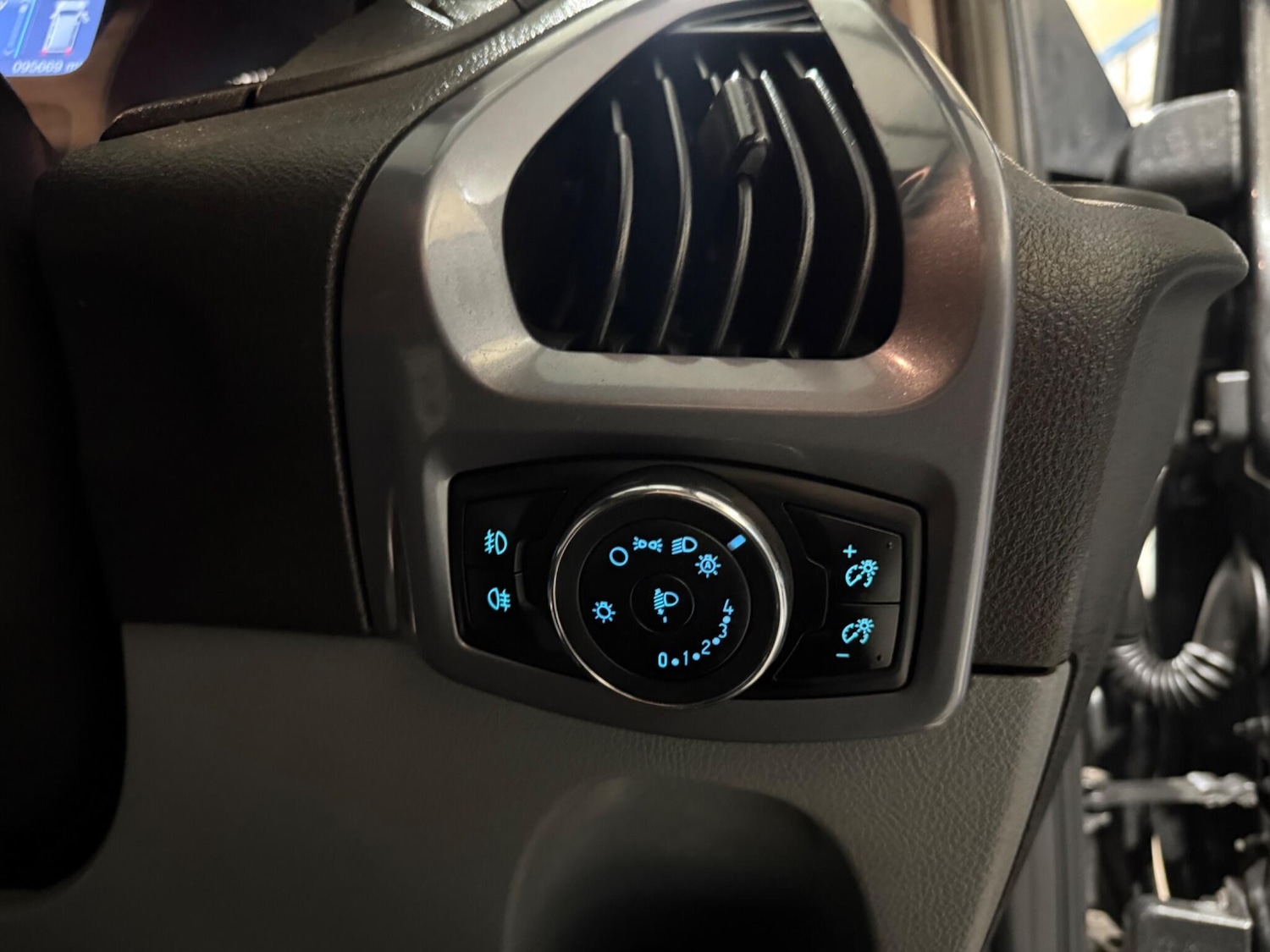 Used Ford Transit Custom 2015 for sale - 77550469: Photo 23