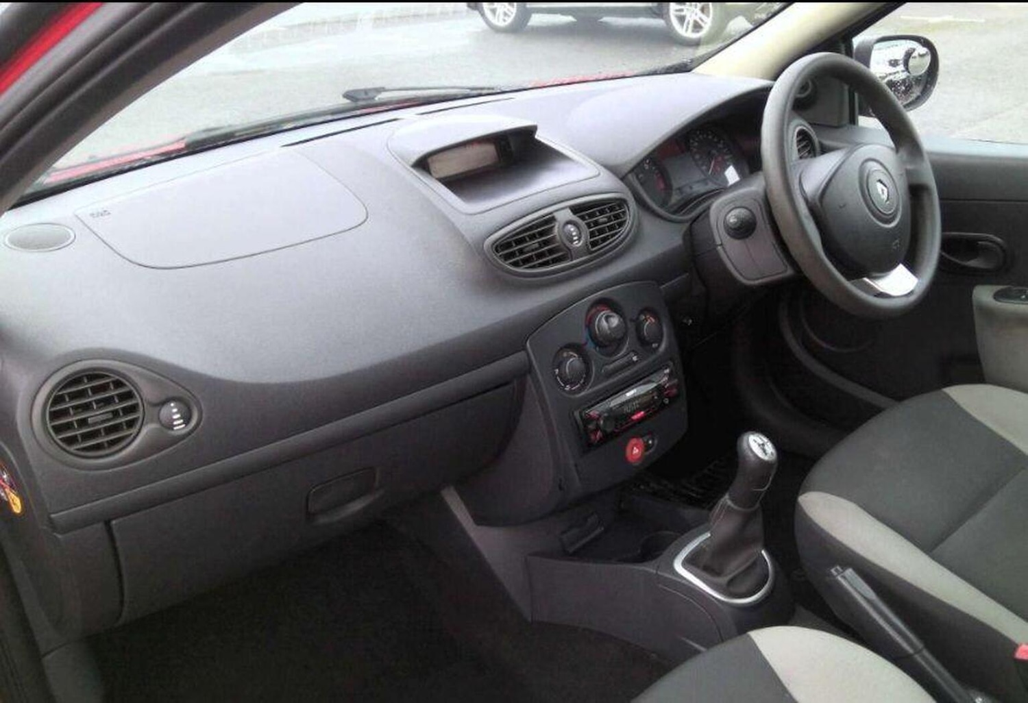 Used Renault Clio 2010 for sale - 78112136: Photo 2