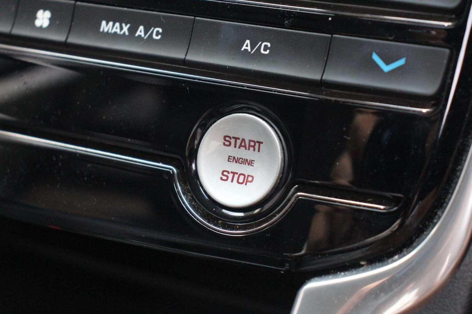 Used Jaguar XE 2016 for sale - 76120280: Photo 25