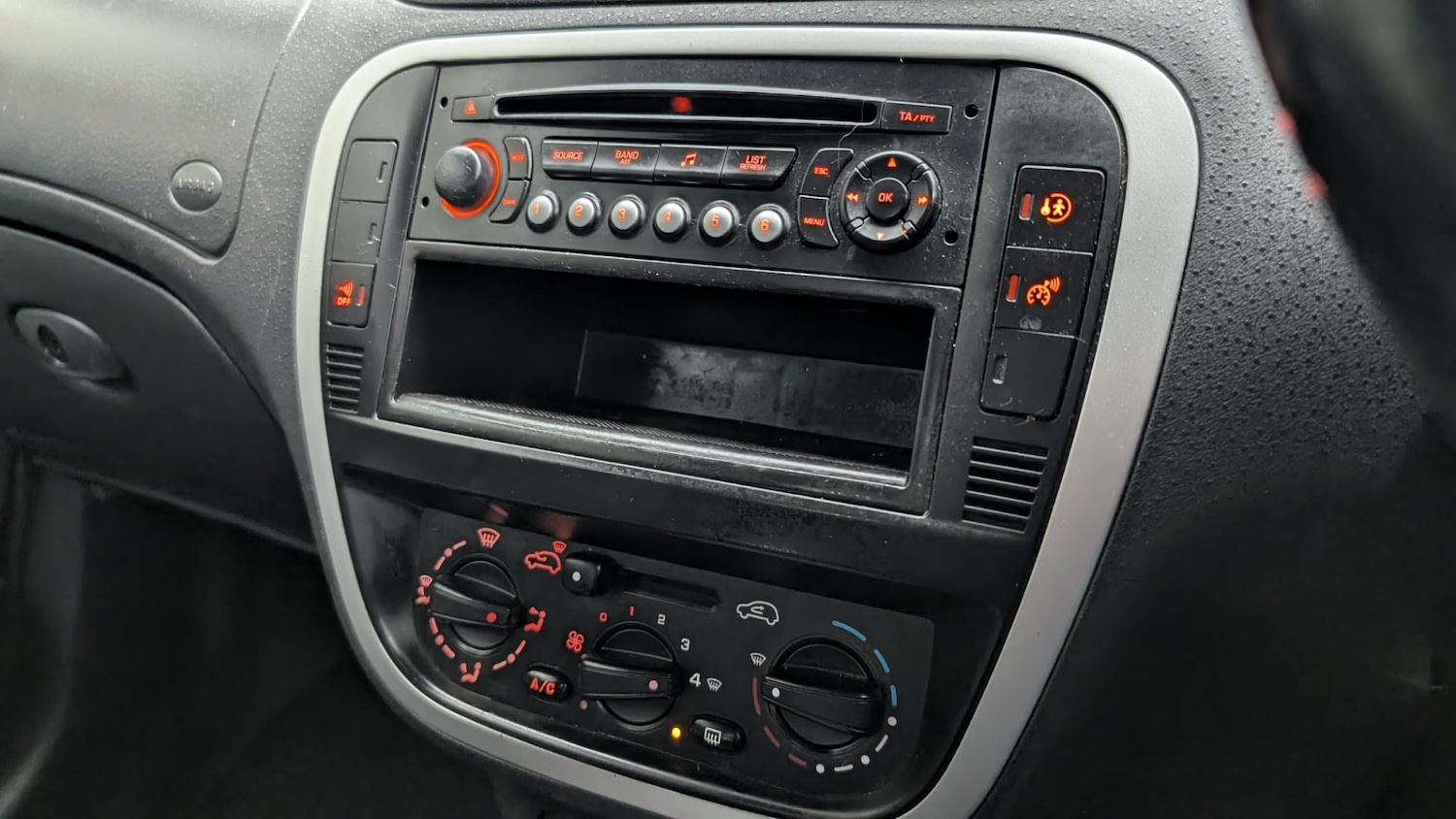 Used Citroen C3 2006 for sale - 76854631: Photo 21