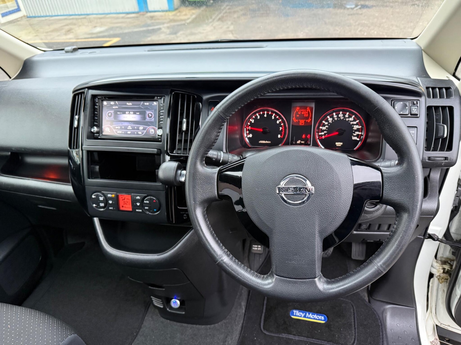 Used Nissan Serena 2018 for sale - 76597333: Photo 15