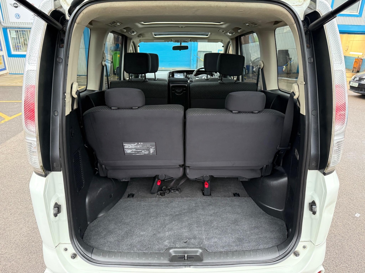 Used Nissan Serena 2018 for sale - 76597333: Photo 24