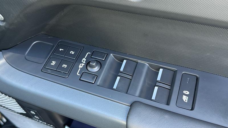 Used Land Rover Defender 2023 for sale - 77301028: Photo 24