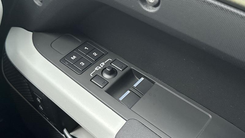 Used Land Rover Defender 2023 for sale - 77301180: Photo 25