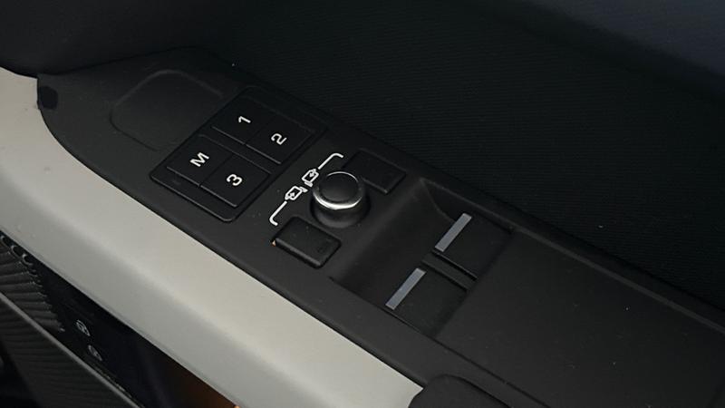 Used Land Rover Defender 2023 for sale - 77301045: Photo 25