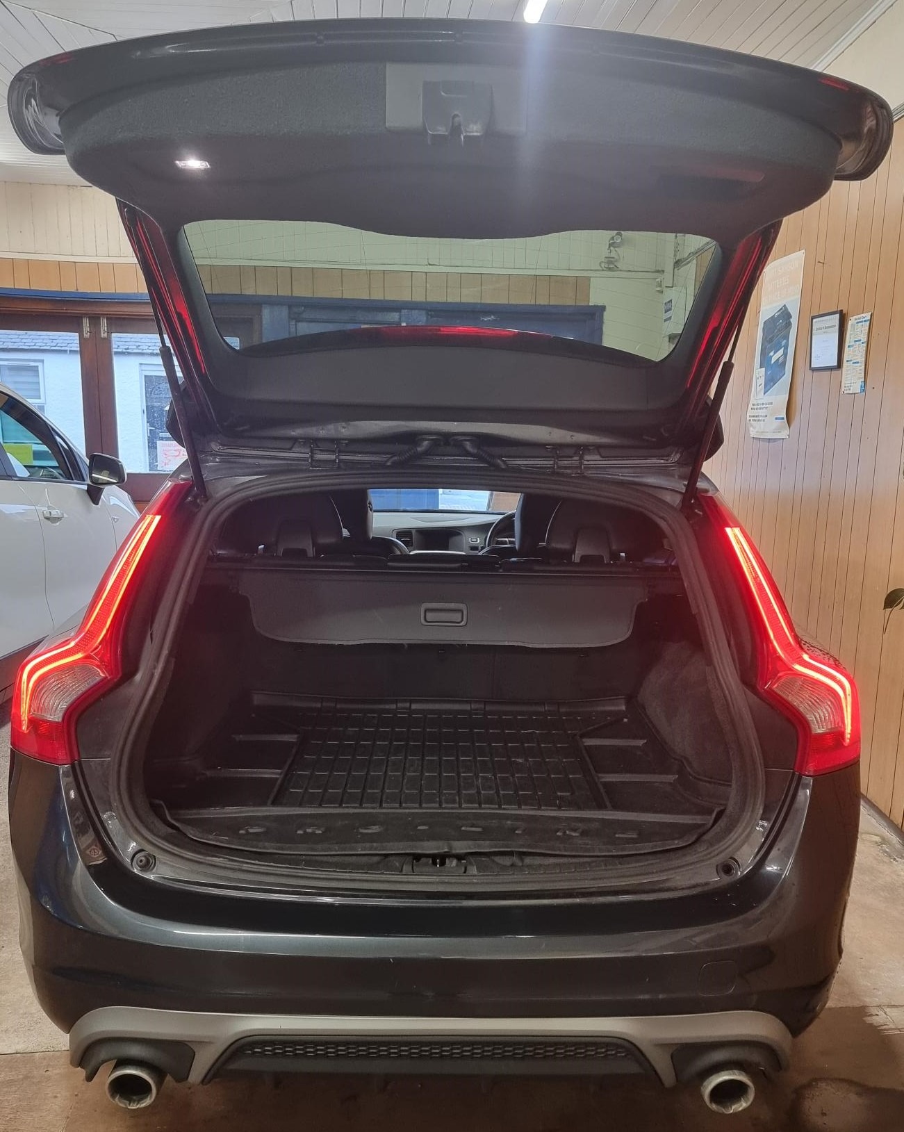 Used Volvo V60 2014 for sale - 76720152: Photo 3