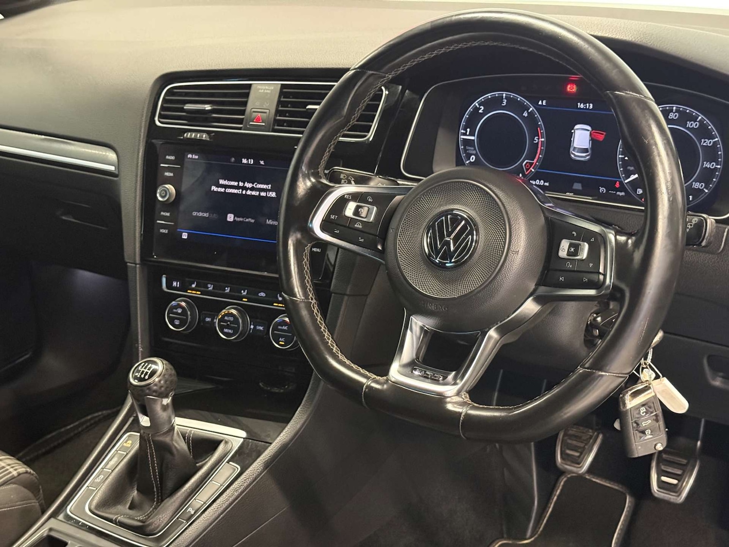 Used Volkswagen Golf 2017 for sale - 77380671: Photo 2