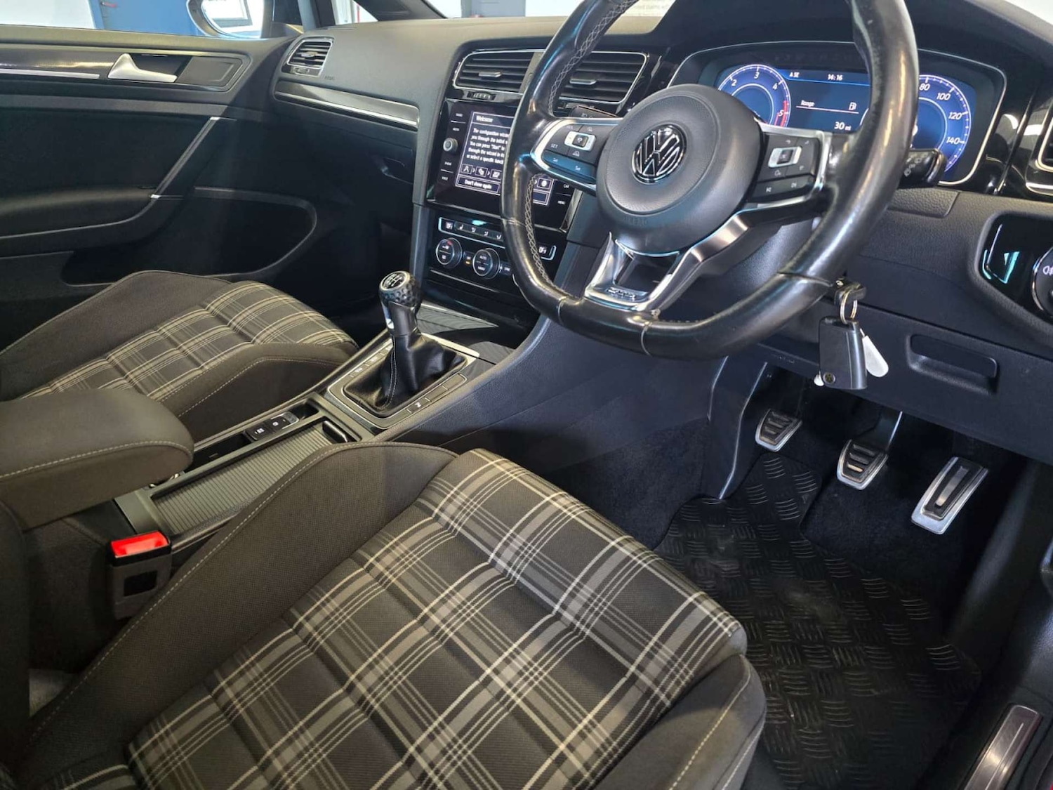 Used Volkswagen Golf 2017 for sale - 77920653: Photo 17