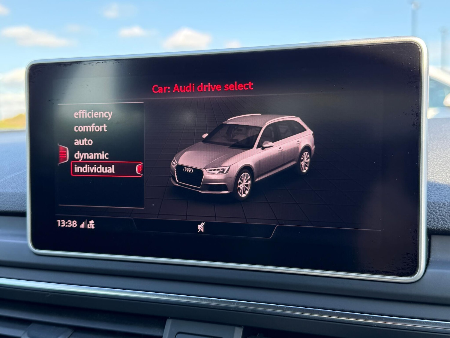Used Audi A4 Avant 2018 for sale - 76122152: Photo 12