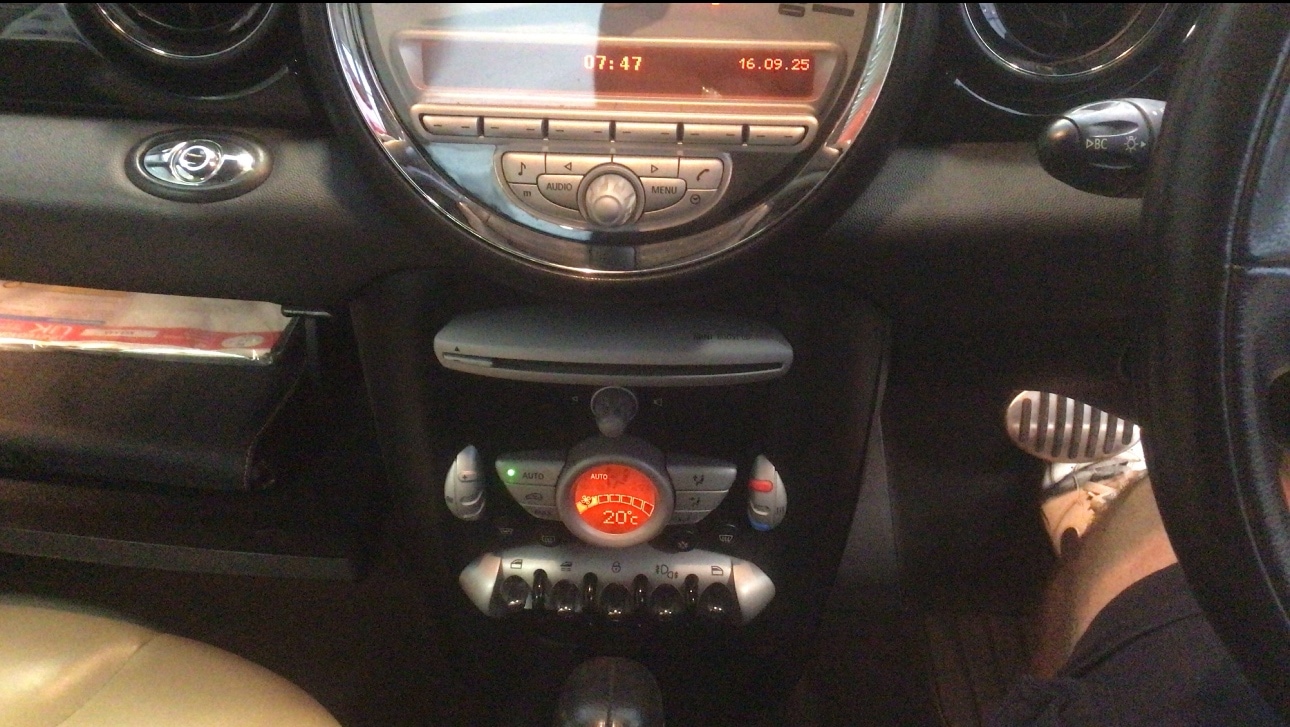 Used MINI Convertible 2009 for sale - 76041550: Photo 4