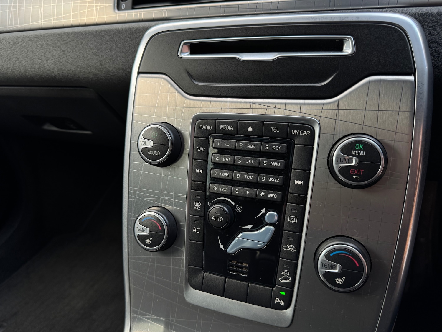 Used Volvo XC70 2013 for sale - 77236978: Photo 32