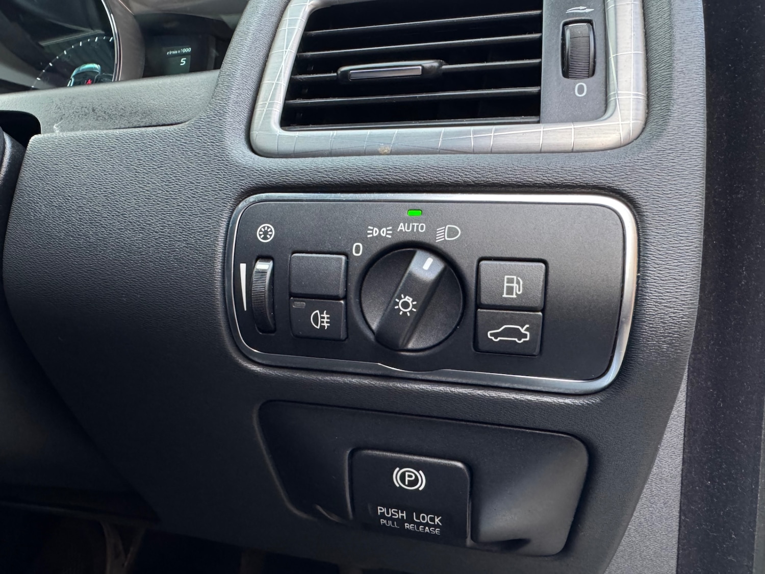 Used Volvo XC70 2013 for sale - 77236978: Photo 33