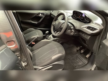 Used Peugeot 208 2014 for sale - 76259109: Photo 2