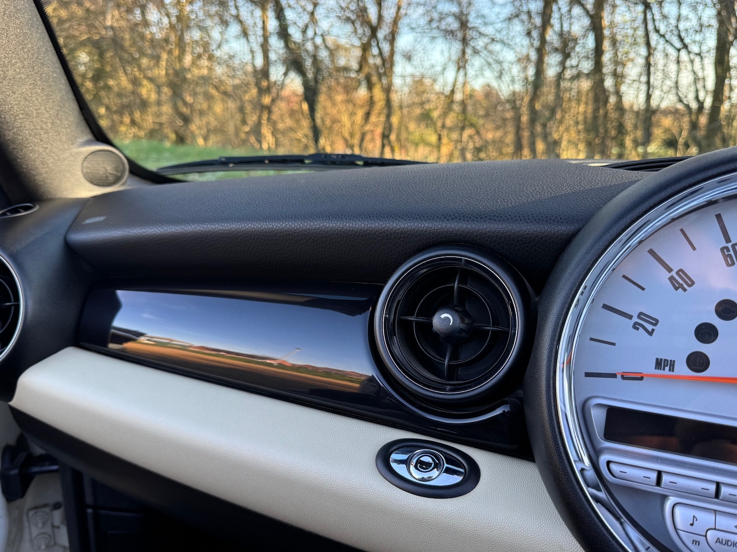 Used MINI Convertible 2009 for sale - 76650453: Photo 10