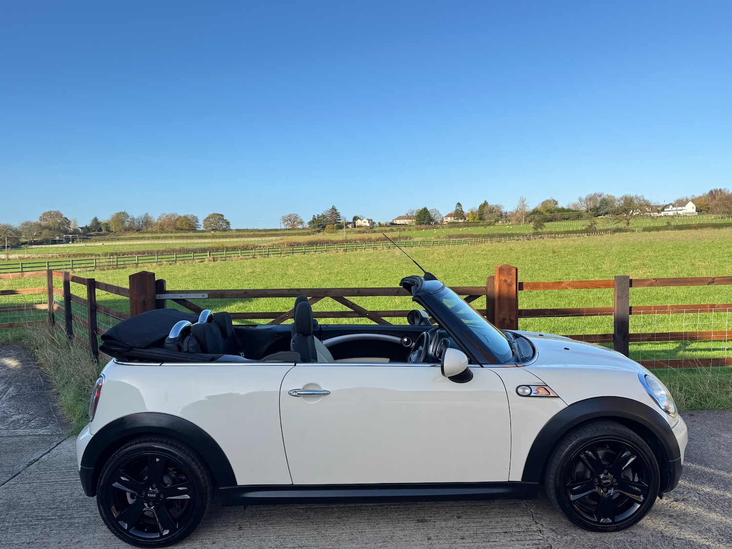 Used MINI Convertible 2010 for sale - 76599540: Photo 14