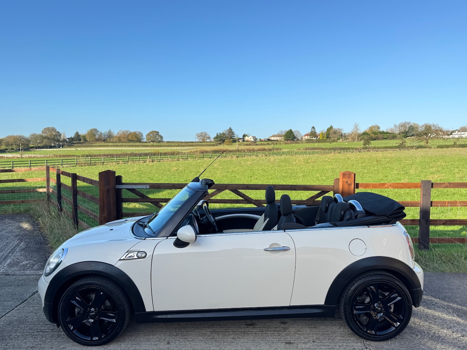 Used MINI Convertible 2010 for sale - 76599540: Photo 9