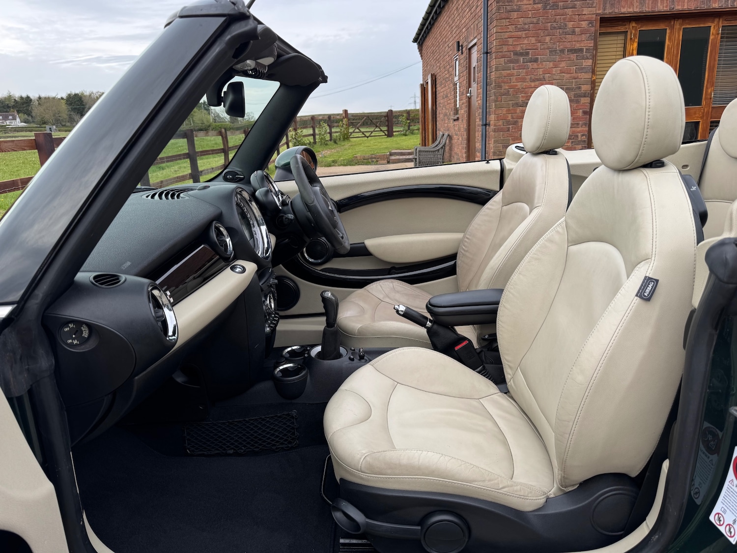 Used MINI Convertible 2011 for sale - 78204355: Photo 2