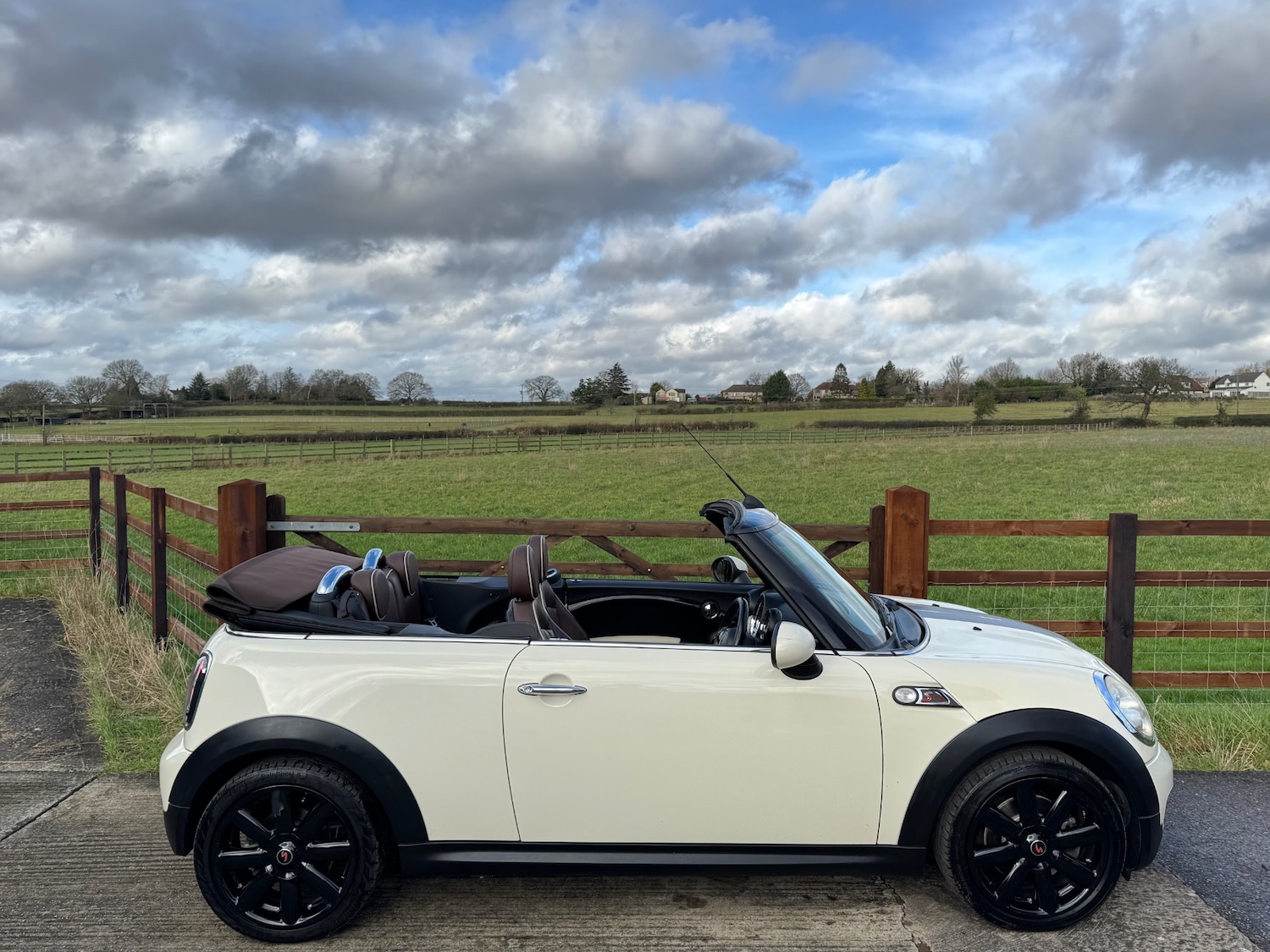 Used MINI Convertible 2009 for sale - 77261875: Photo 9