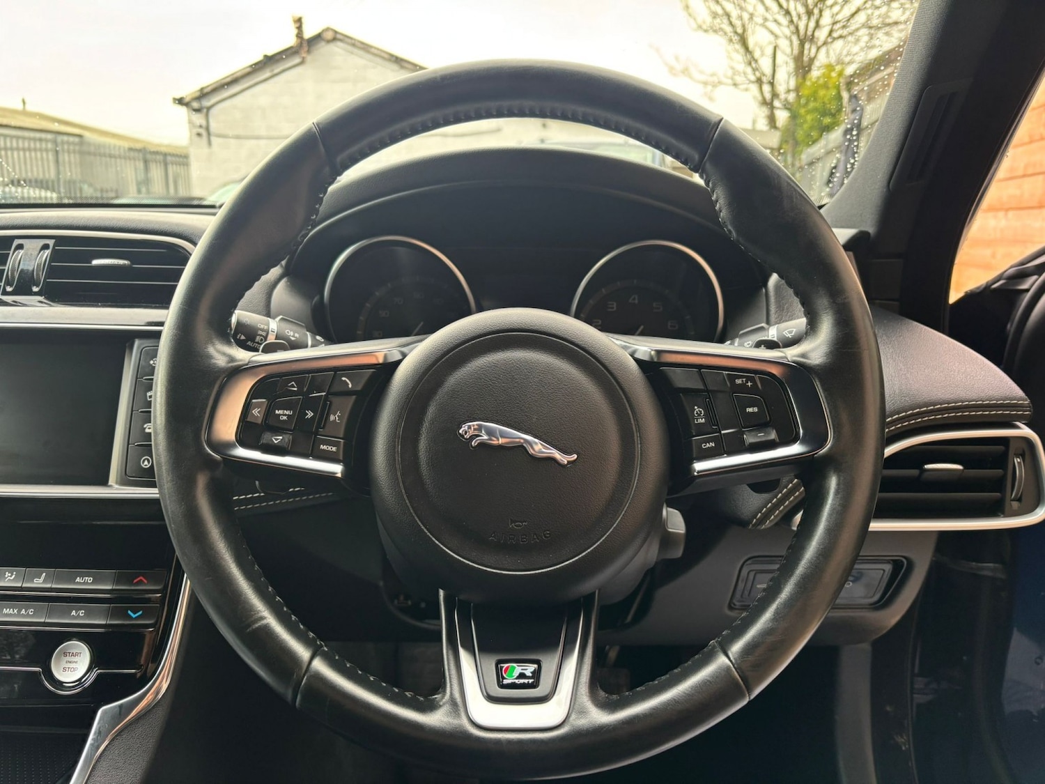 Used Jaguar XE 2016 for sale - 76670767: Photo 4