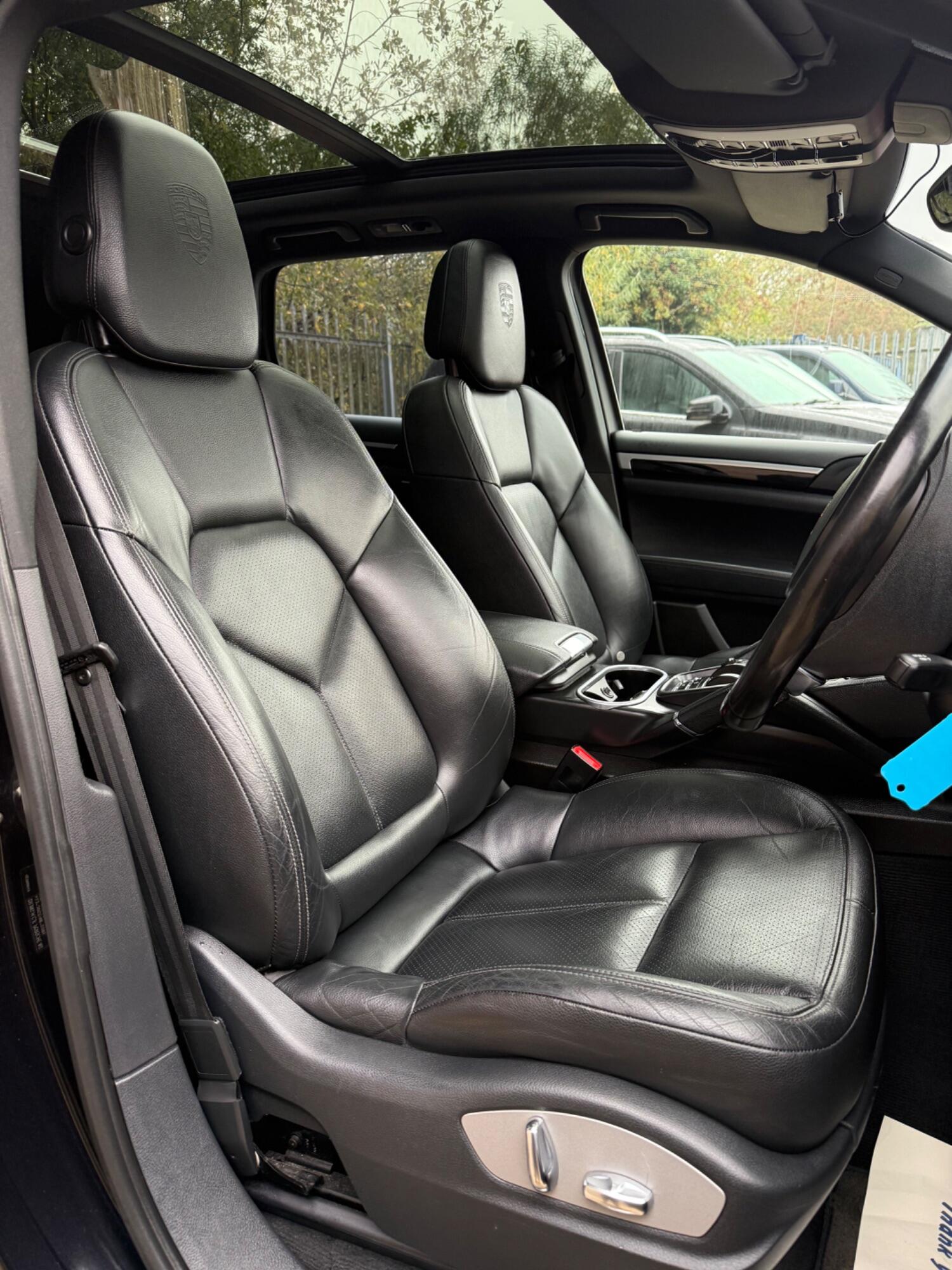 Used Porsche Cayenne 2010 for sale - 77494885: Photo 5