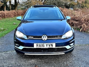 Used Volkswagen Golf 2016 for sale - 76979600: Photo