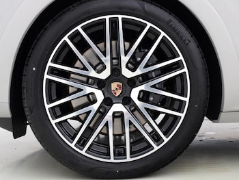 Used Porsche Cayenne 2025 for sale - 77160049: Photo