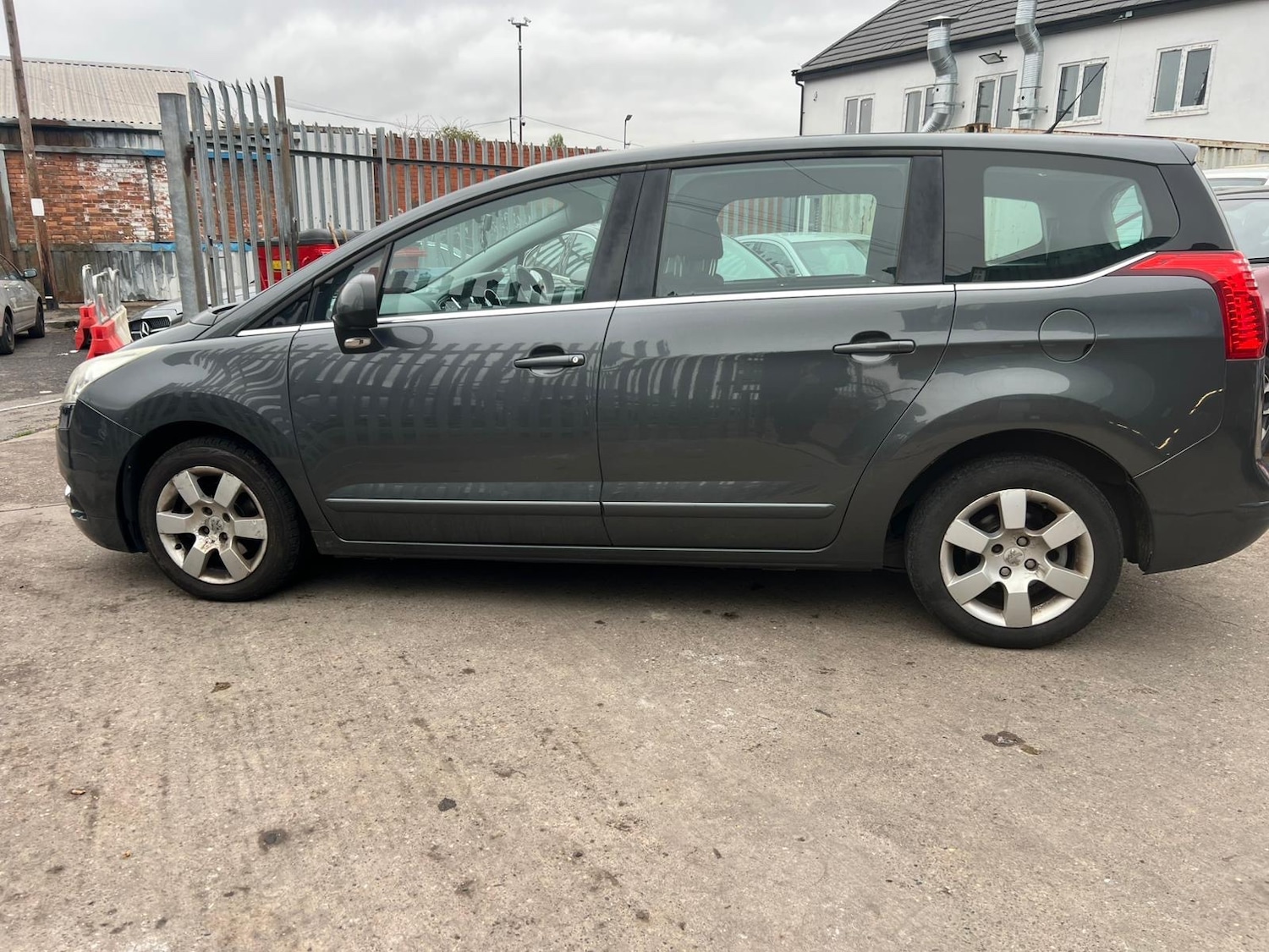 Used Peugeot 5008 2010 for sale - 76256982: Photo 4